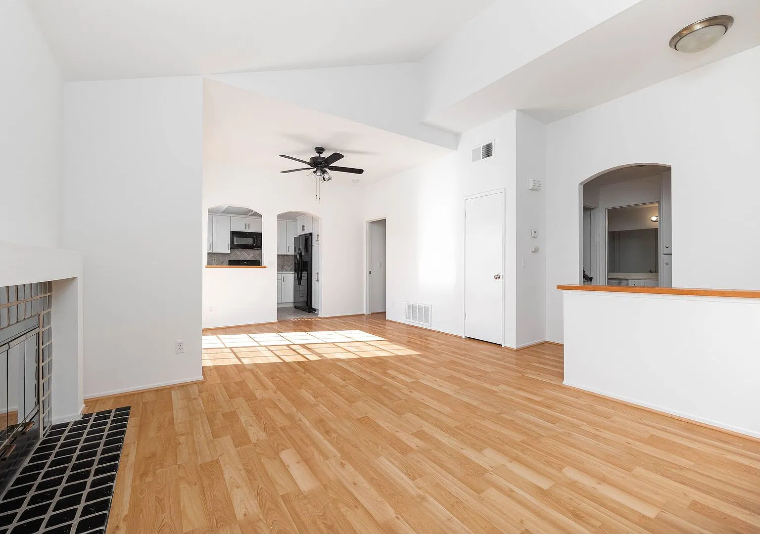 Amazing 2 Bedroom w/ A/C in Vista - $2,800/Mo. — Photo 2