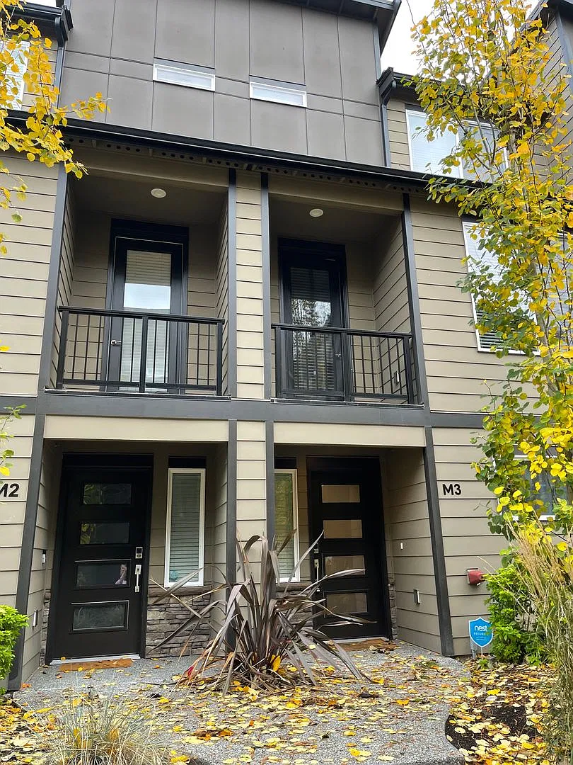 Gorgeous Row House in Edmonds! — Photo 2