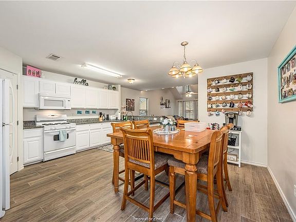 5th image of 1703 Park Pl