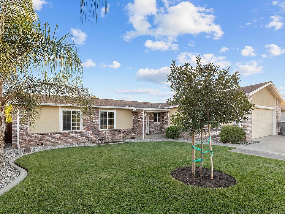 1st image of 483 Valdapena Way