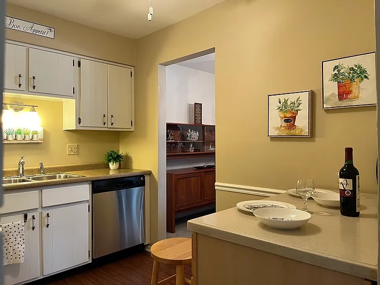 1607 Thames Ct #D — Photo 5
