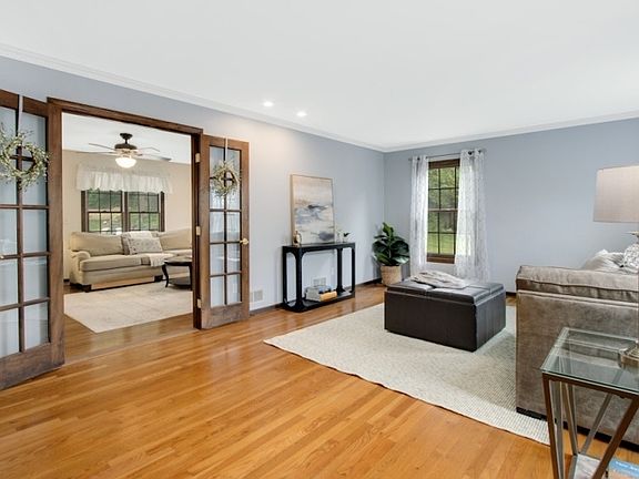 4th image of 220 Queens Ln