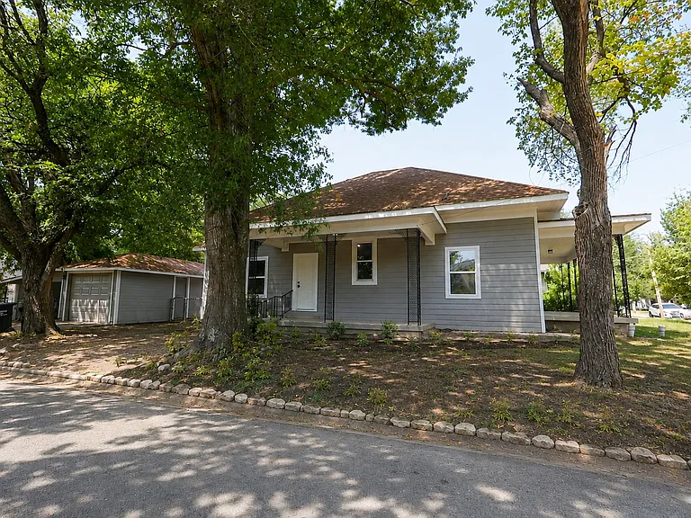 2303 Walworth St — Photo 5