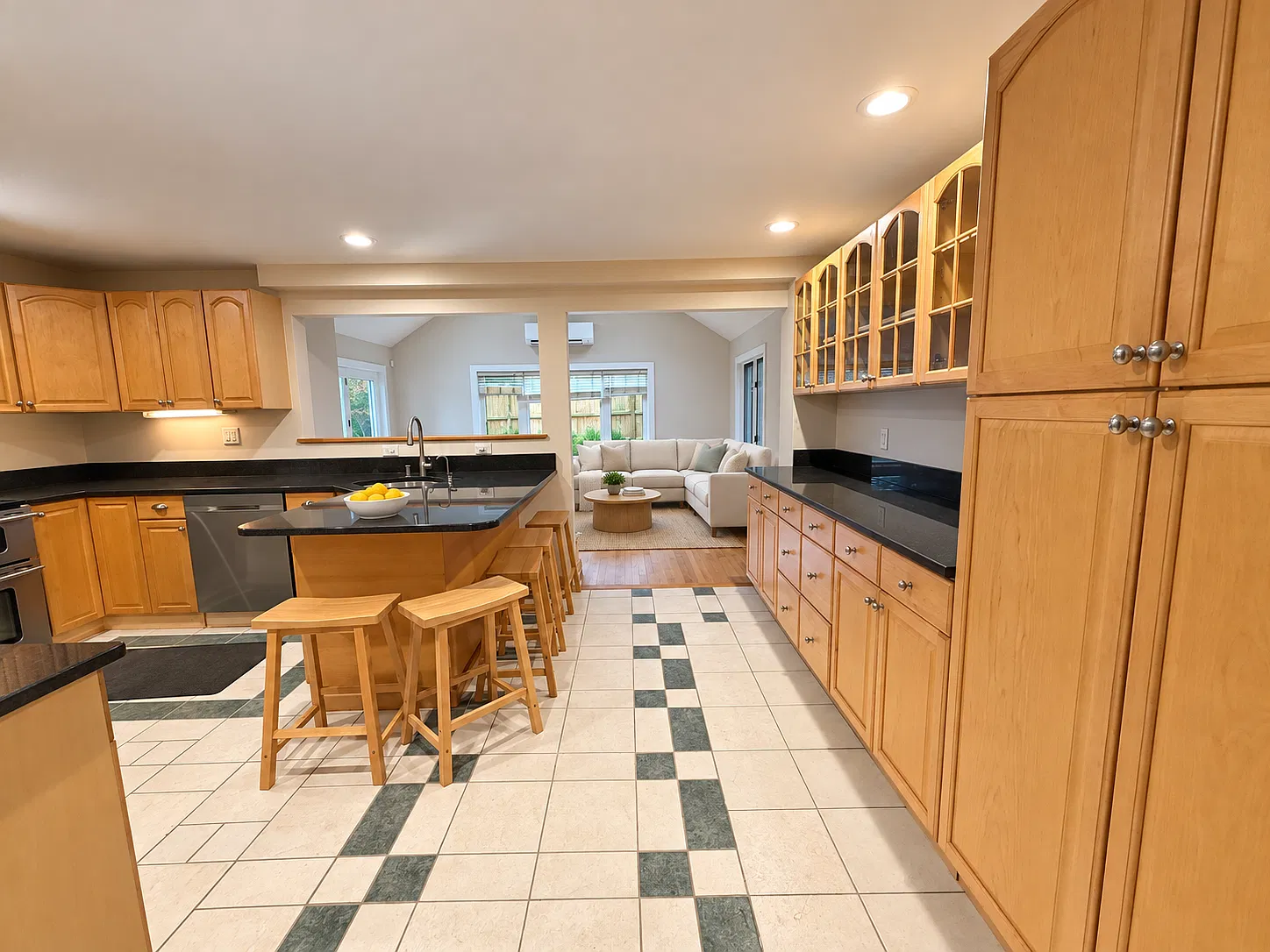 5 bed, 3096 sqft, $9,500 — Photo 4