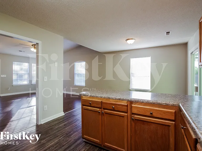 812 Silver Ct — Photo 8
