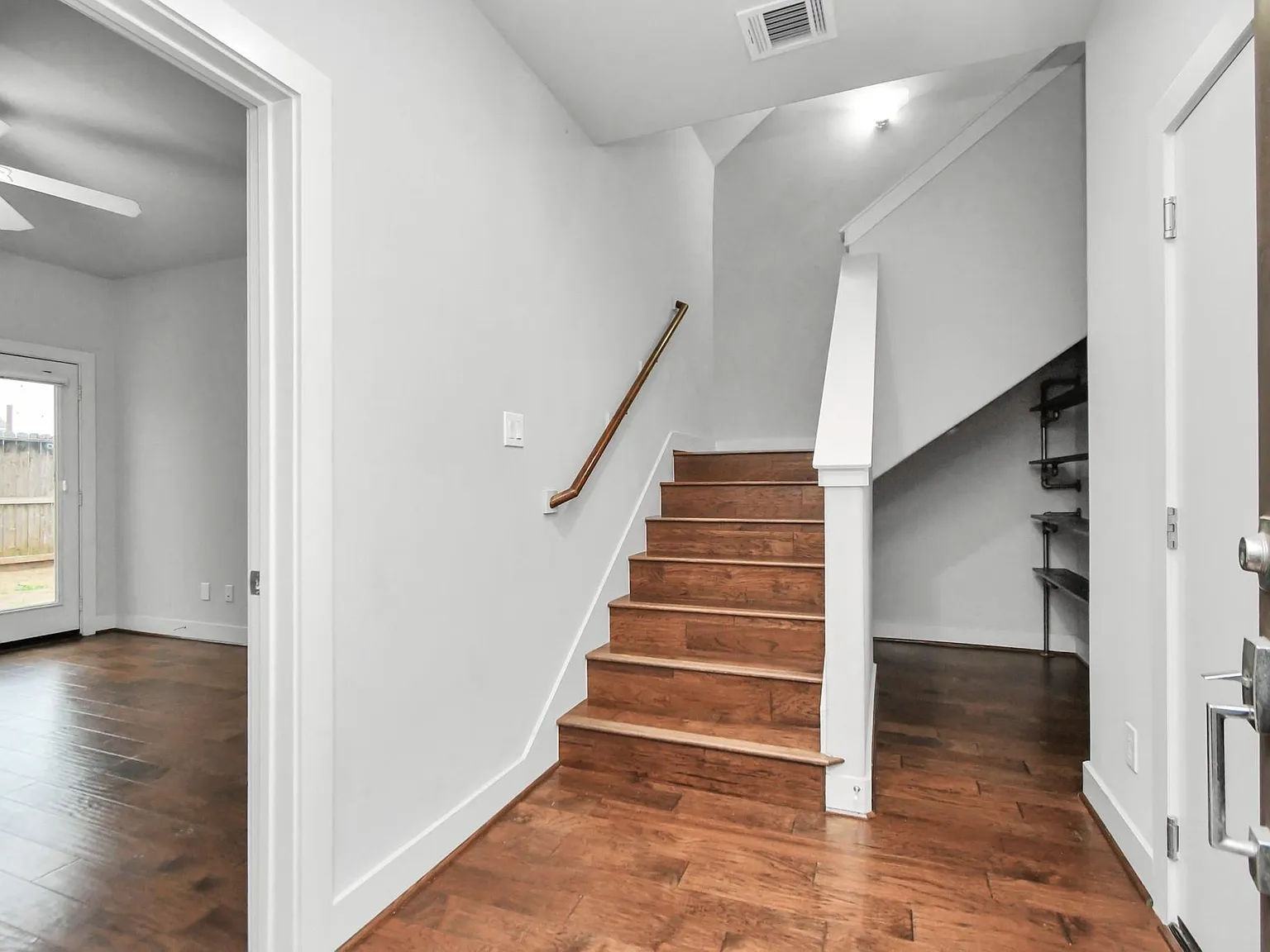 3 bed, 3.5 bath, 2059 sqft, $2,600 — Photo 2