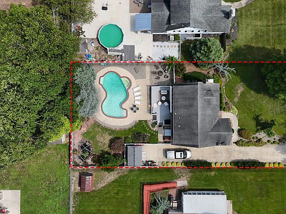 4th image of 2950 Marion St