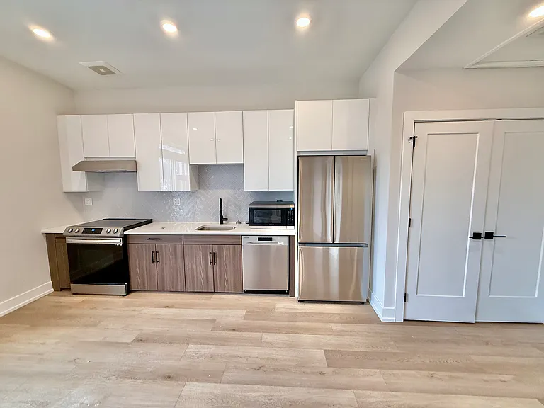 722 W Thompson St #207 — Photo 36