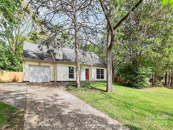 3rd image of 10432 Camelback Cir