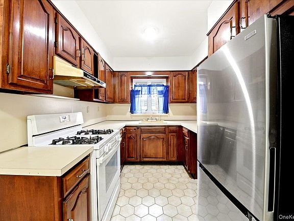 4th image of 2563 Laconia Avenue