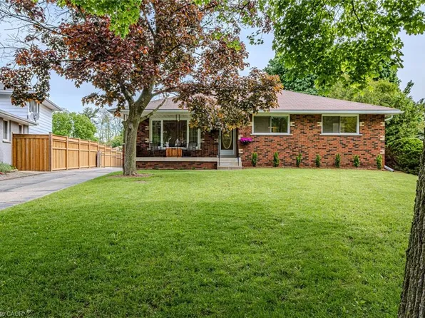 8 Robroy Ct, Brantford, ON N3R 3E3