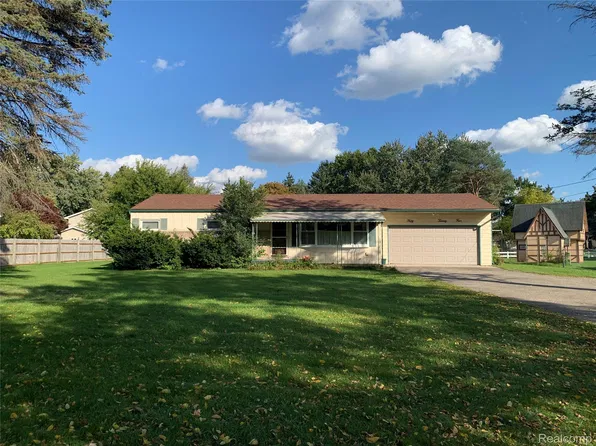 5224 N McKinley Rd, Flushing, MI 48433