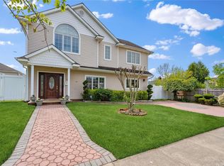 6 Milton Ln, Syosset, NY 11791