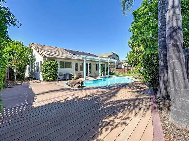 1649 Corbridge Dr — Photo 9