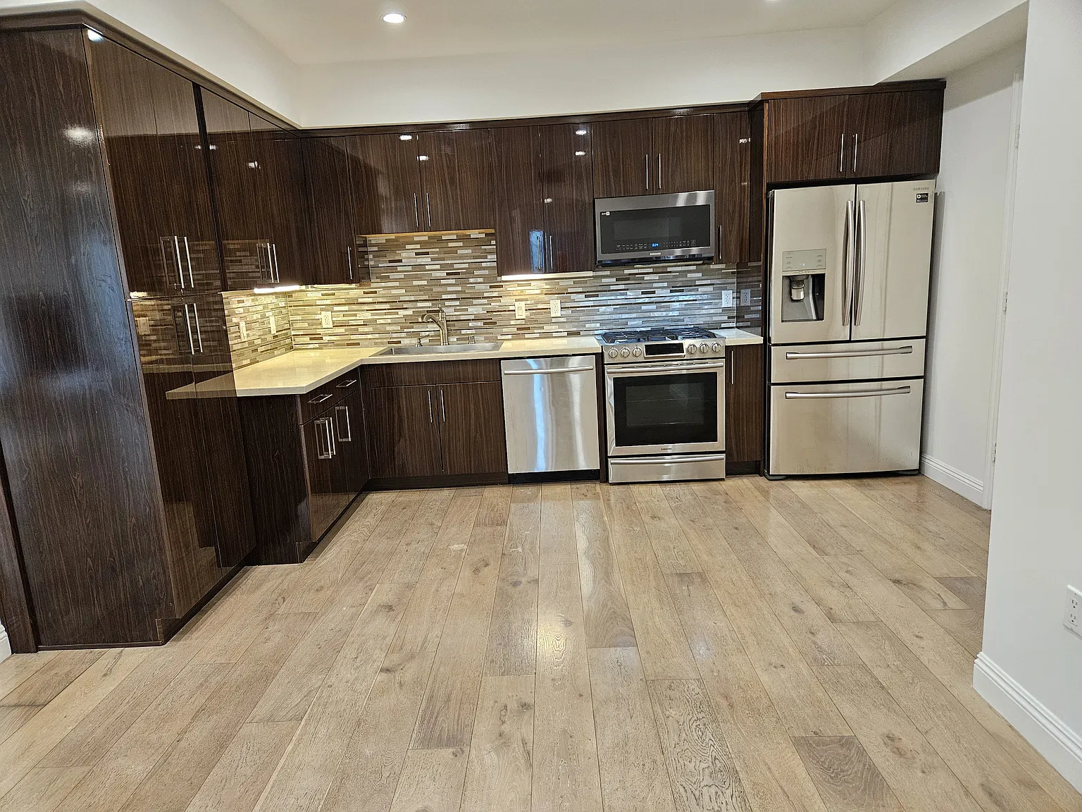 3 bed, 1900 sqft, $4,750 — Photo 2