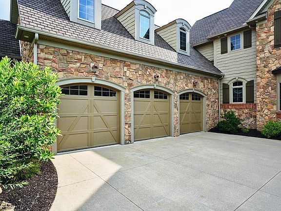 4th image of 3831 Meadowvale Dr
