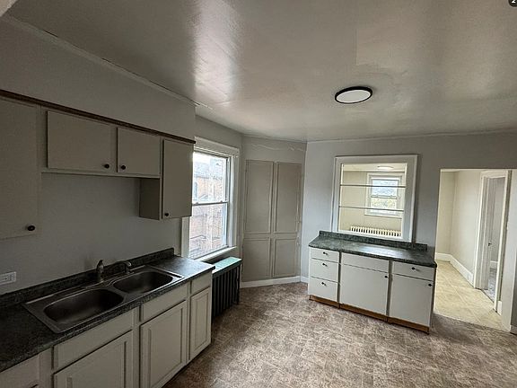 3rd image of 601 Pine St