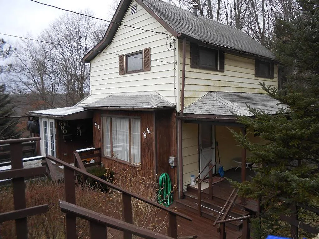 590 Plummer St photo 1