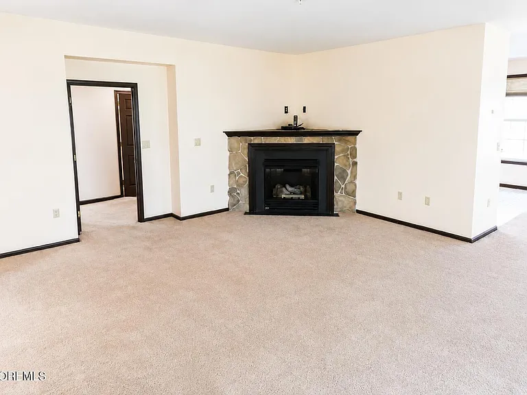 526 Saint Andrews Pl — Photo 4