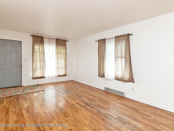 4th image of 637 Stoddard Ave