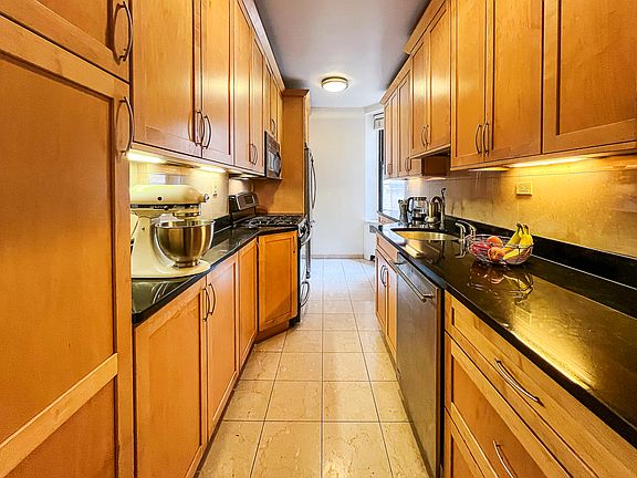 4th image of 208 E 28th St APT 4A