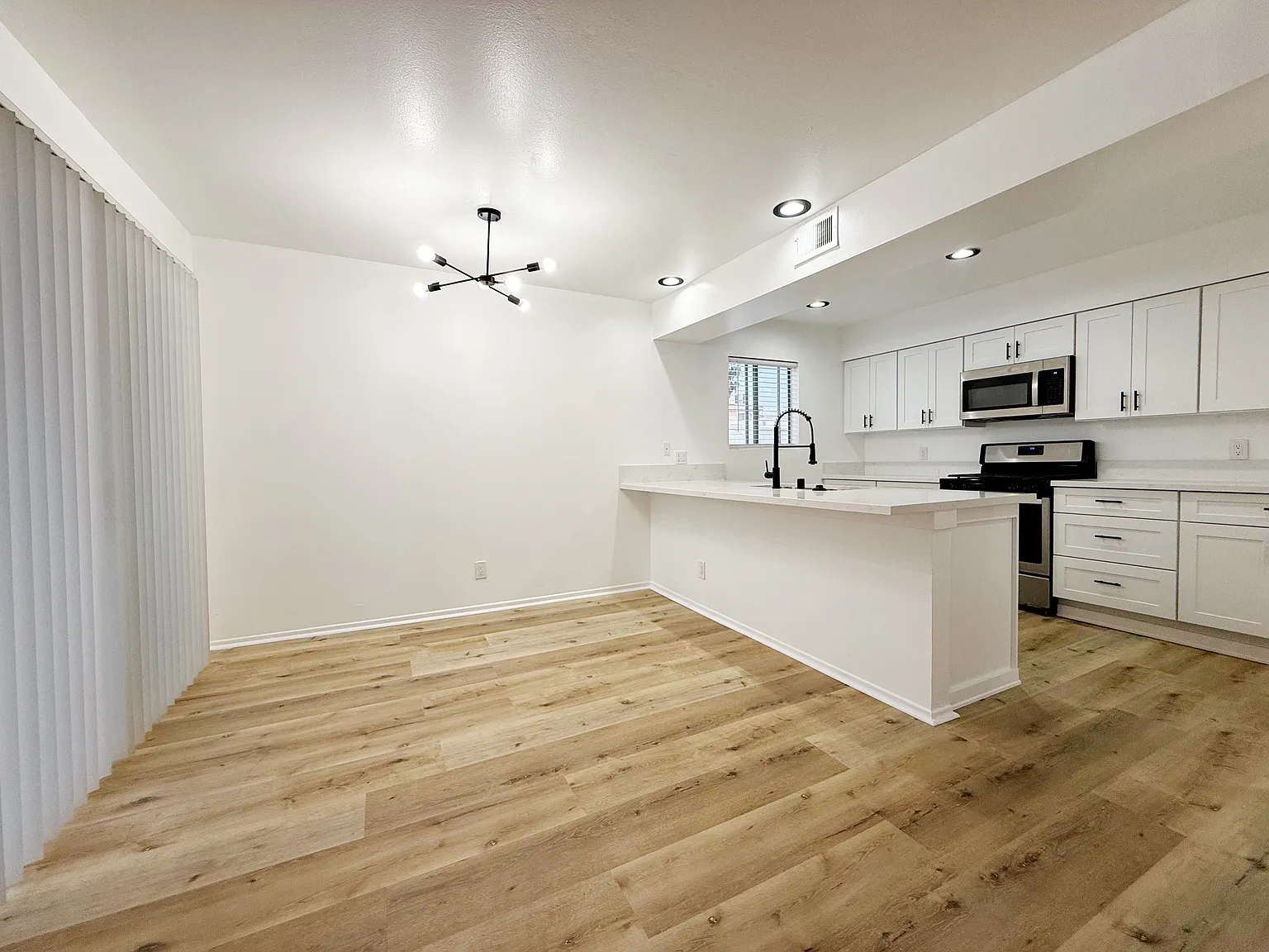 Alcott Apartments — Photo 2