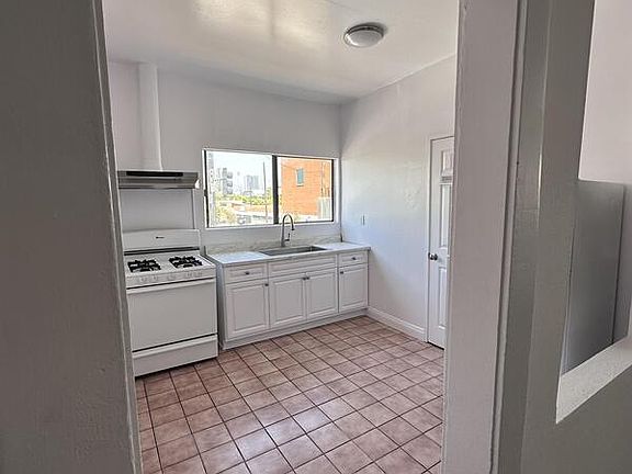 2nd image of 1278-02 N Wilton Pl