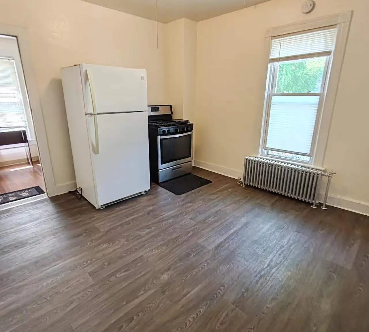 3 bed, 1100 sqft, $1,250 — Photo 1