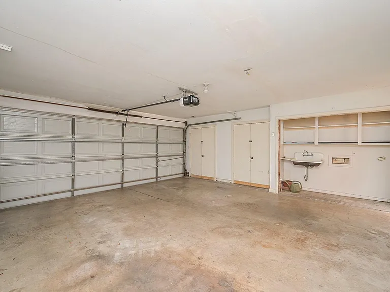 573 N Post Oak Ln — Photo 33