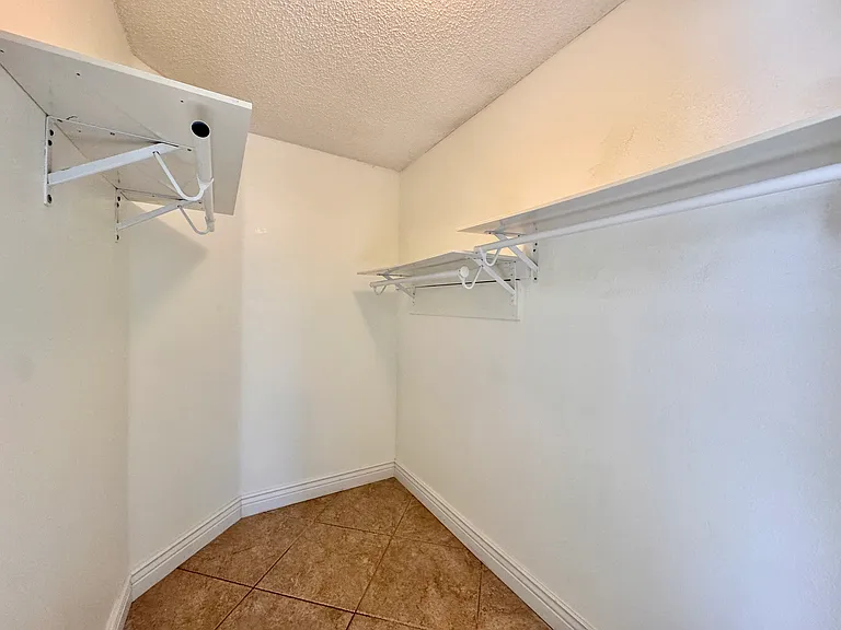 641 Samantha Ln — Photo 15
