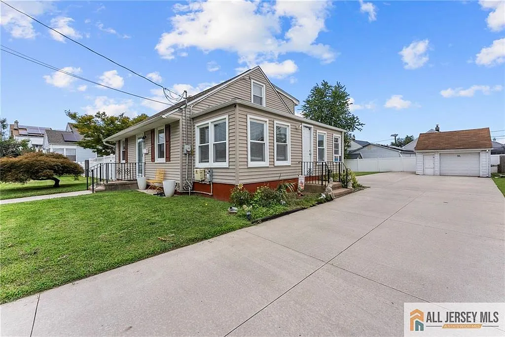 5 bed, 1.5 bath, 1445 sqft, $3,500 — Photo 3