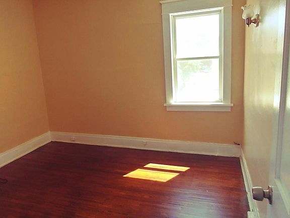 5th image of 157 Crestwood Ave