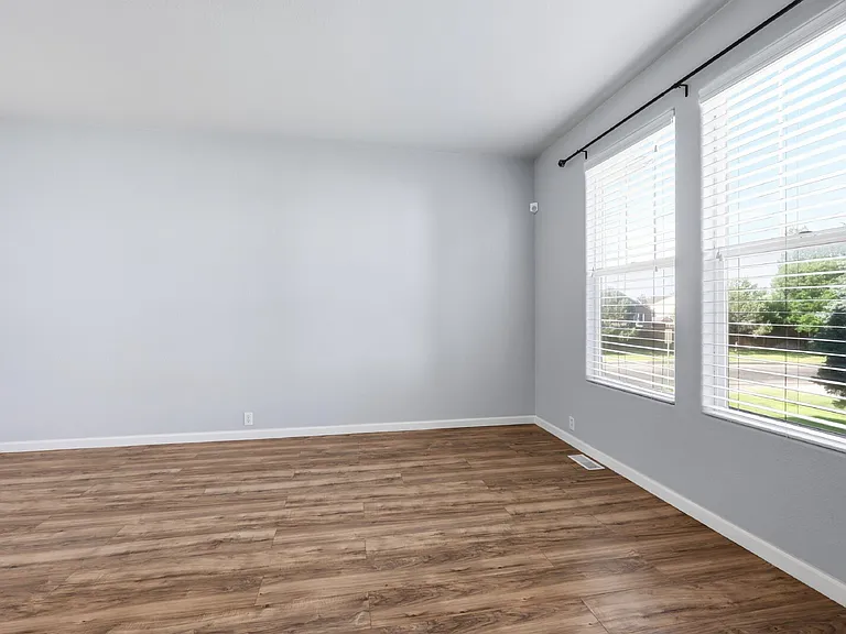5882 Ensemble Hts — Photo 3