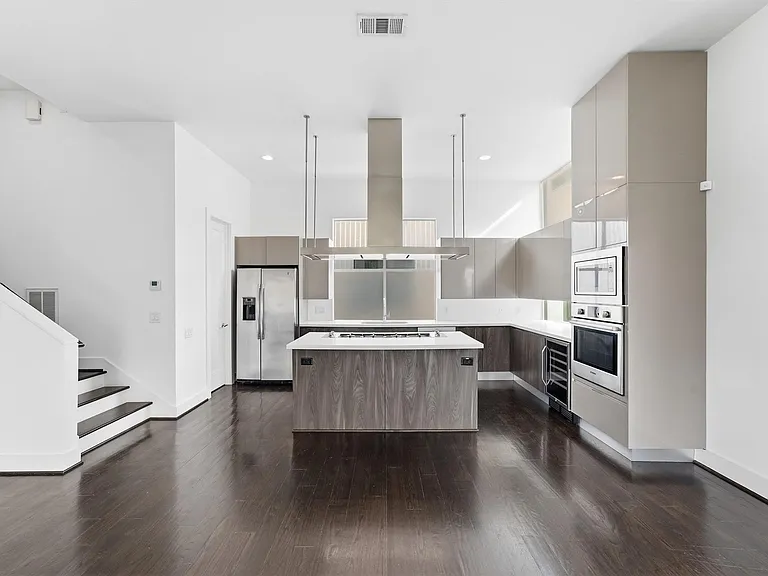 1155 W 17th St — Photo 11