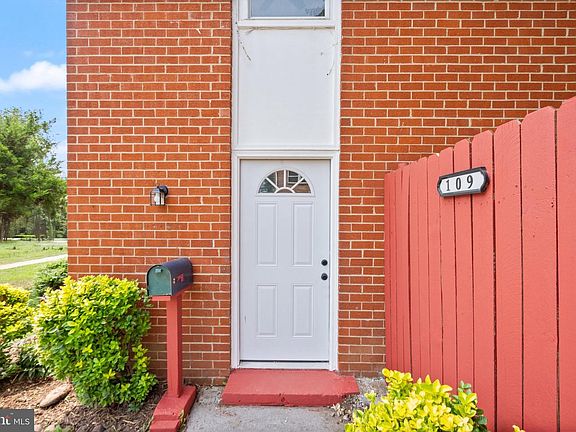 2nd image of 109 Mayfair Dr NE