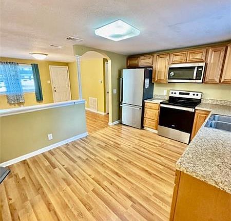 4th image of 904 Sherman Ave
