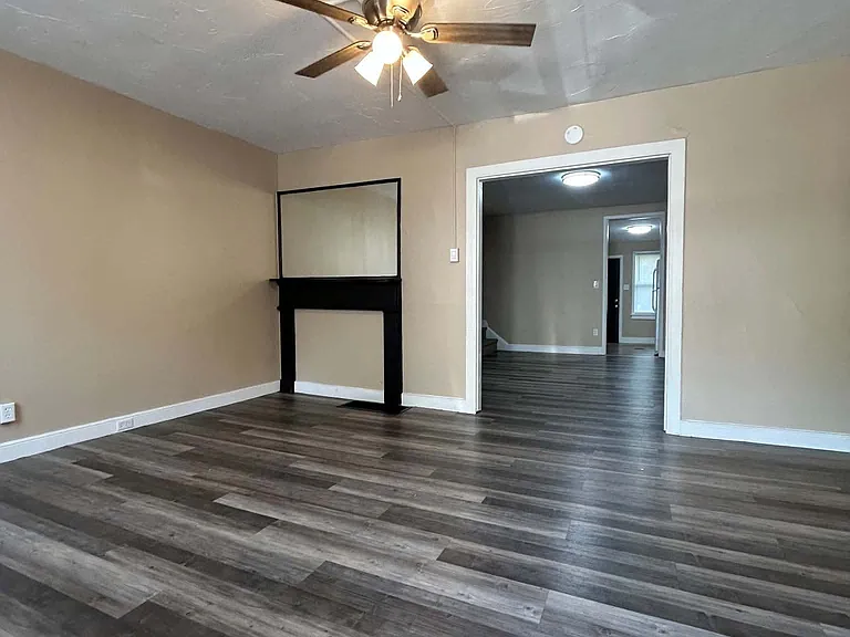 414 W Princess St — Photo 2