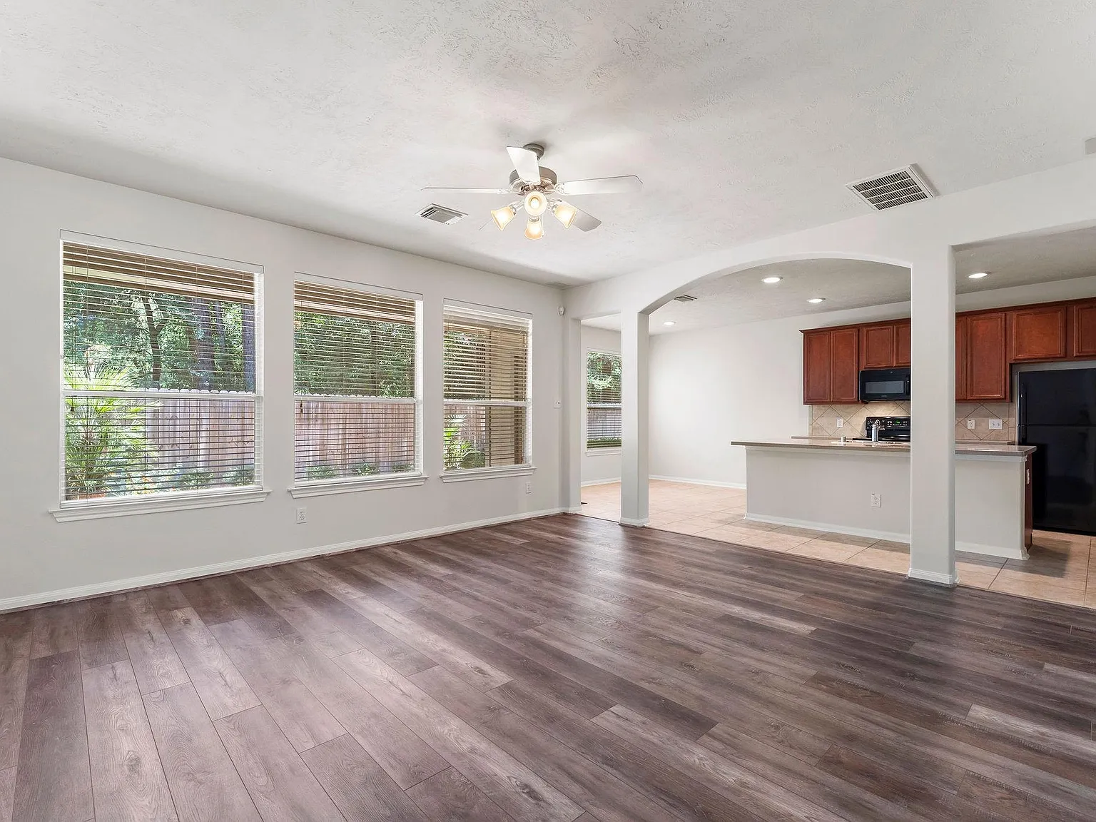 3 bed, 2.5 bath, 2191 sqft, $2,100 — Photo 4