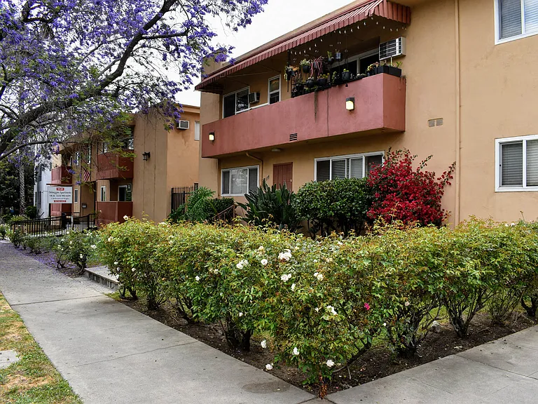 7140 Delongpre Avenue Apartments — Photo 1