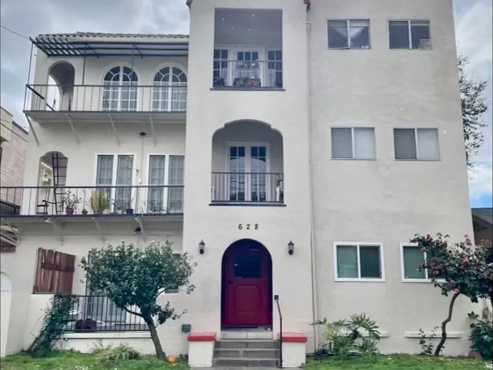 628 E Elk Ave #204