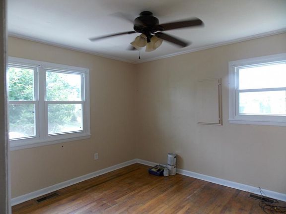 3rd image of 224 Hemlock Dr