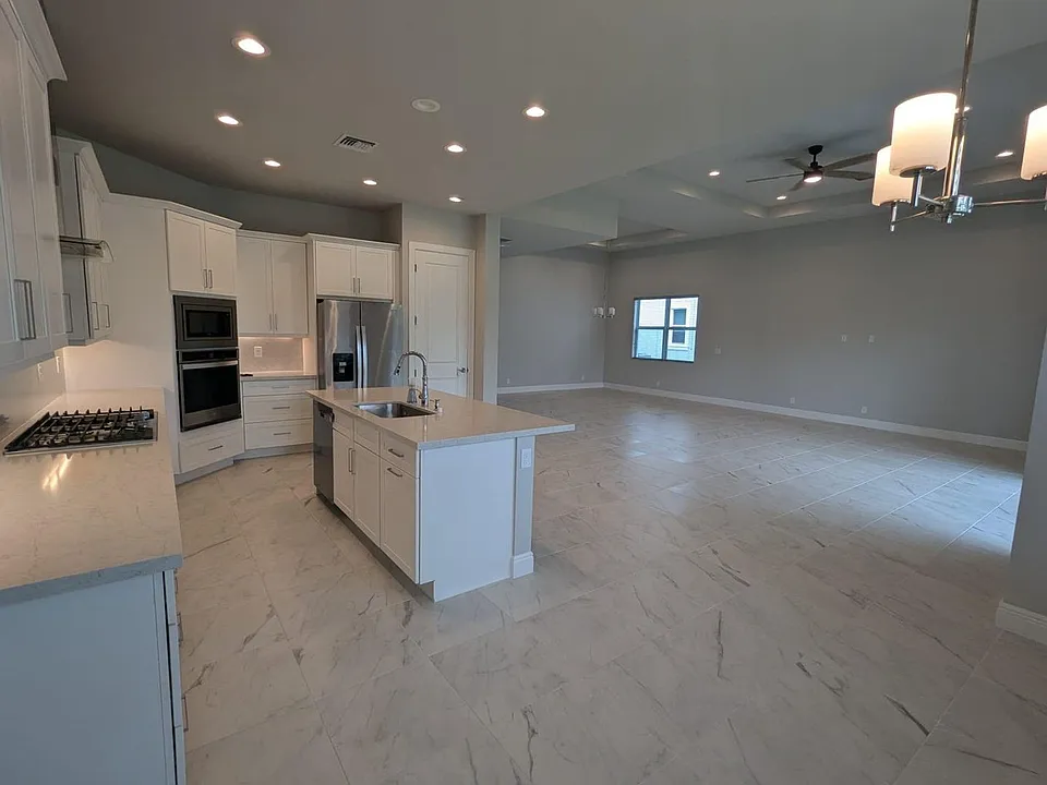 9292 Crestview Cir