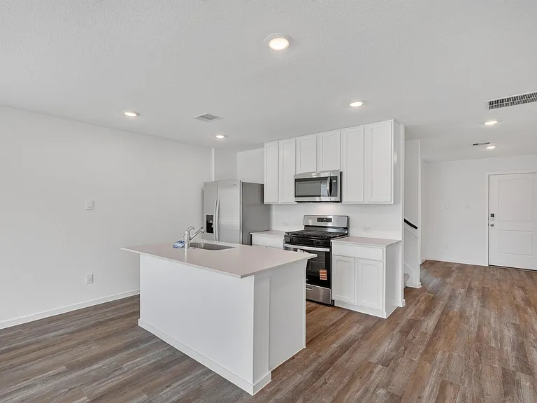 40818 Hawthorne Glades St — Photo 7