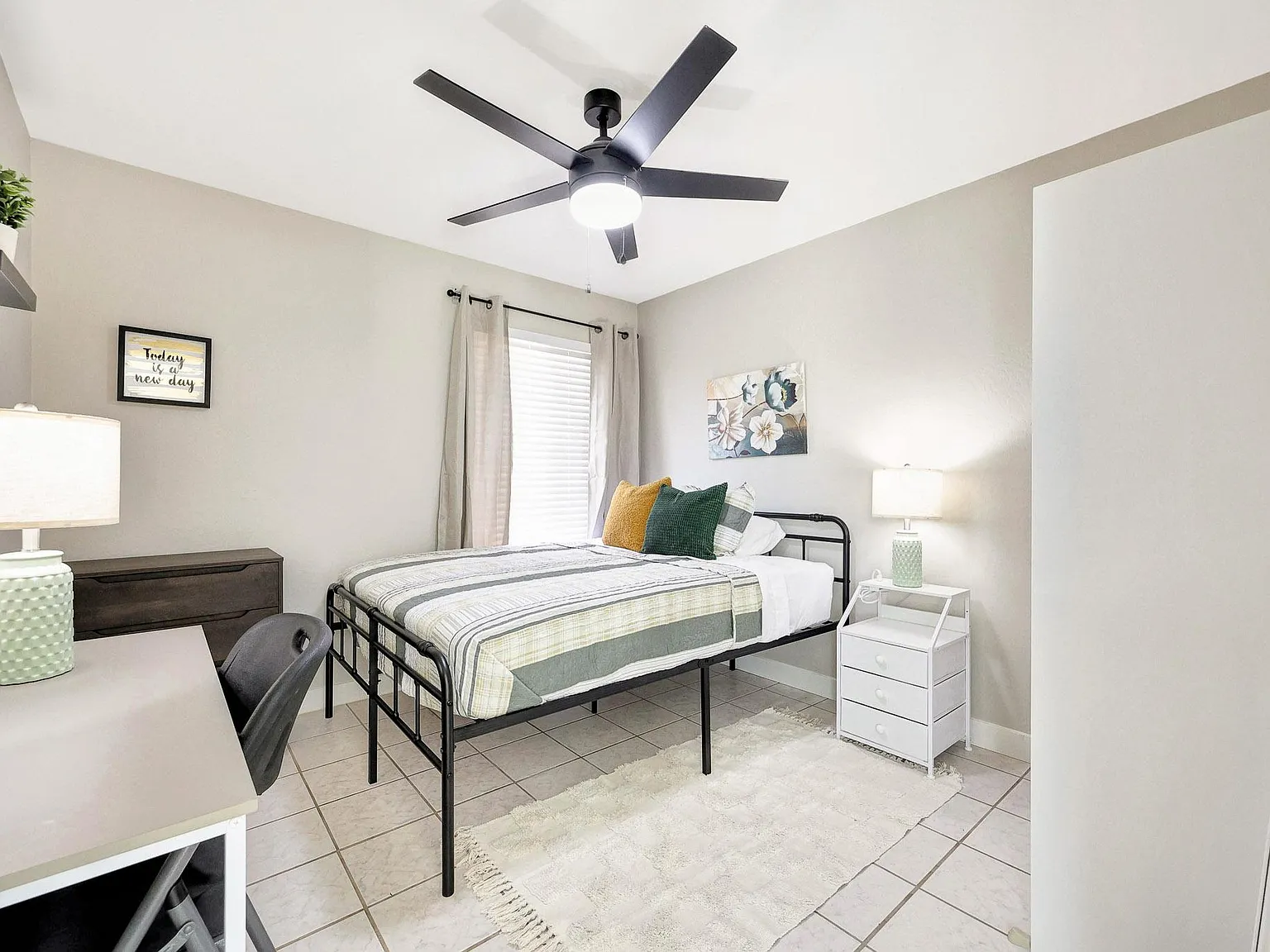 4 bed, 3.0 bath, 2700 sqft, $862 — Photo 1
