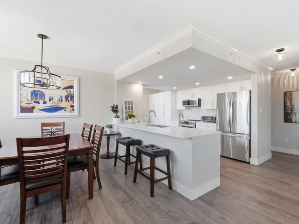 1199 Eastwood St #1702, Coquitlam, BC V3B 7W7