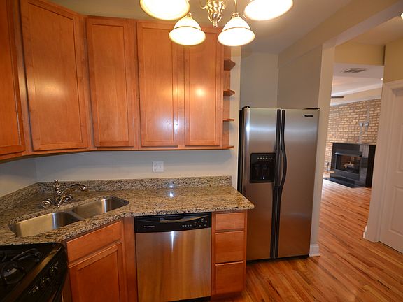 5th image of 1638 W Greenleaf Ave #46