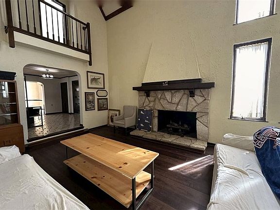 5th image of 161 Thornhill Dr