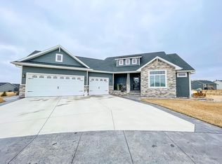 1202 Keystone Cir, Brookings, SD 57006