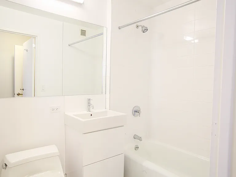 235 W 48th St #14A — Photo 5