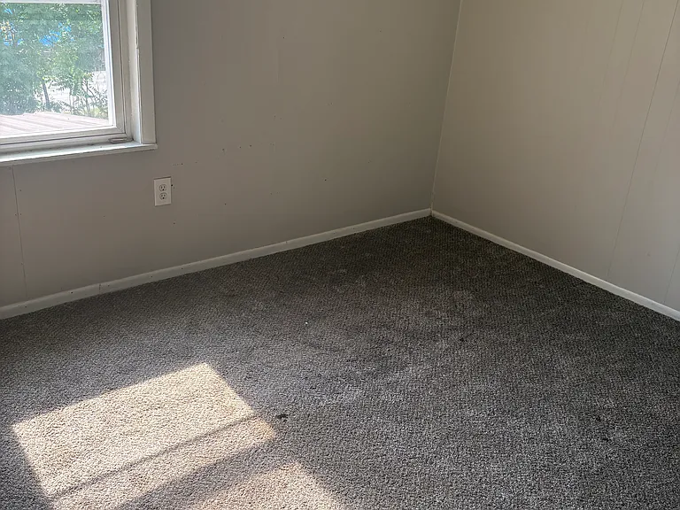 1237 Erie St S — Photo 13